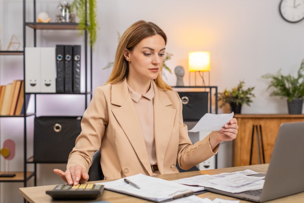 Mujer revisando las finanzas de su negocio